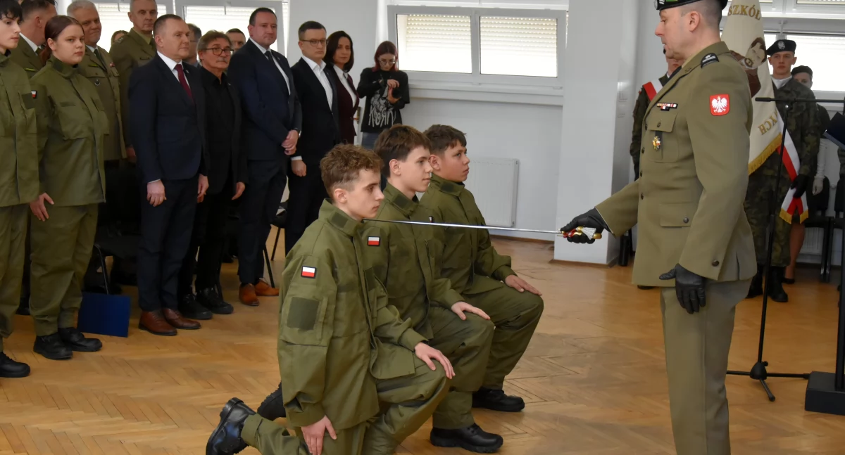 Ślubowanie klas mundurowych i otwarcie wirtualnej strzelnicy w ZSP w Nietążkowie [ZDJĘCIA]