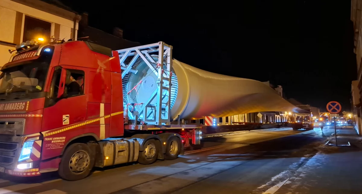 Przejazd elementów turbiny wiatrowej przez Śmigiel [ZDJĘCIA]