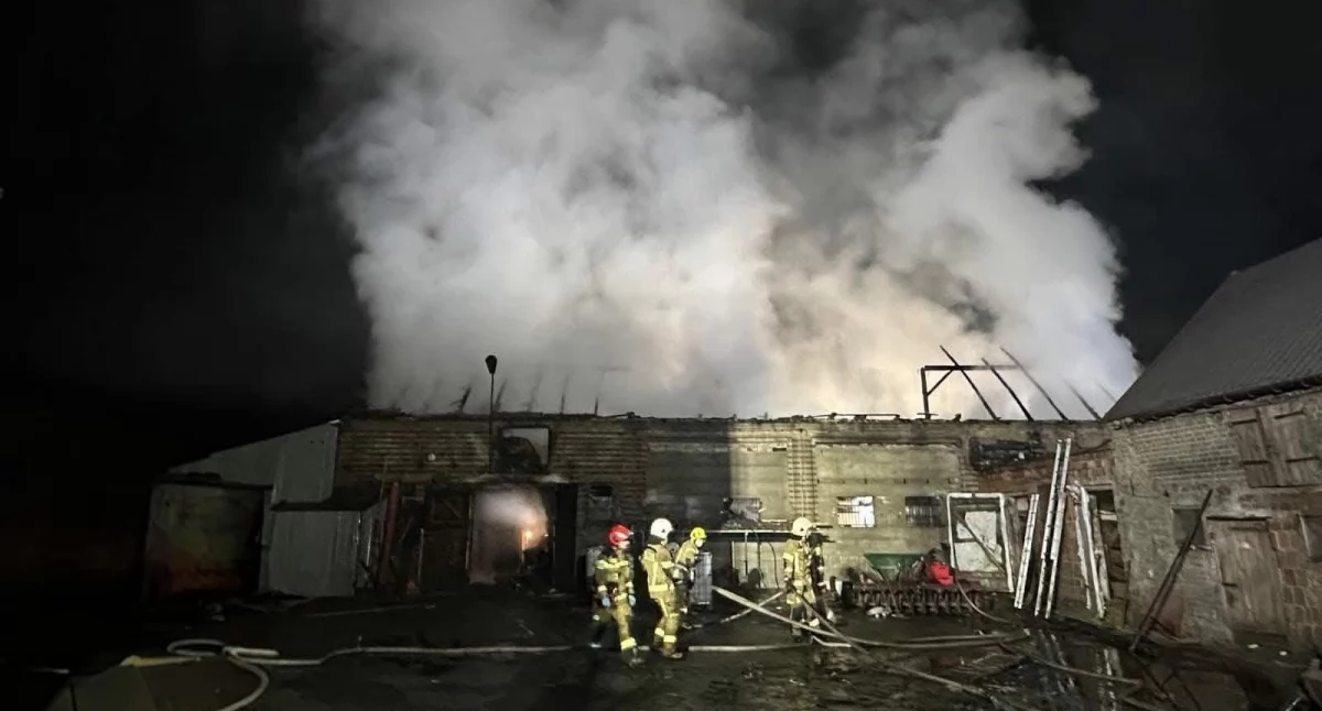 Pożar obory w Mościszkach. Zginęło 20 byków
