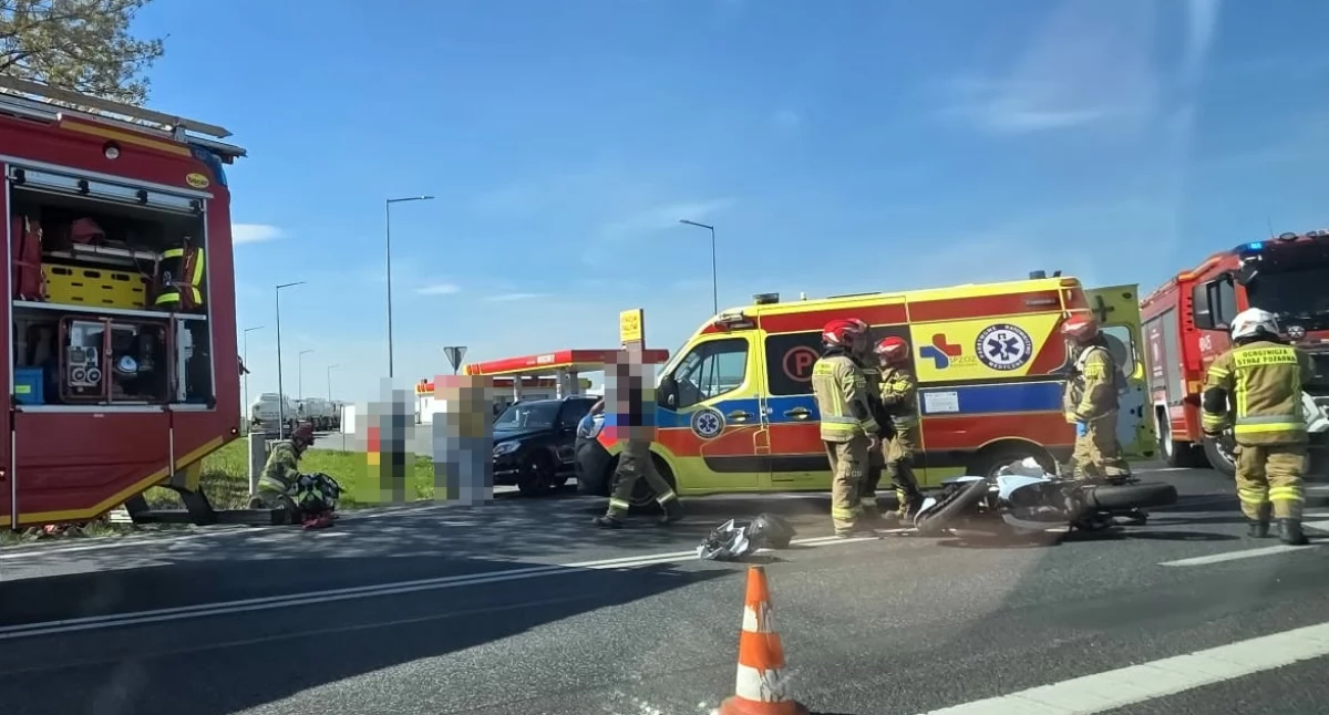 Wypadek z udziałem motocykla i samochodu osobowego [ZDJĘCIA]
