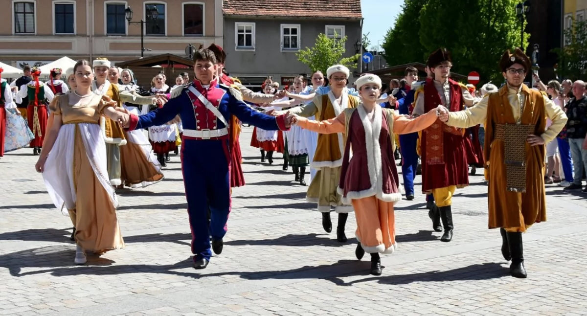 Wspólny polonez na kościańskim Rynku [ZDJECIA]