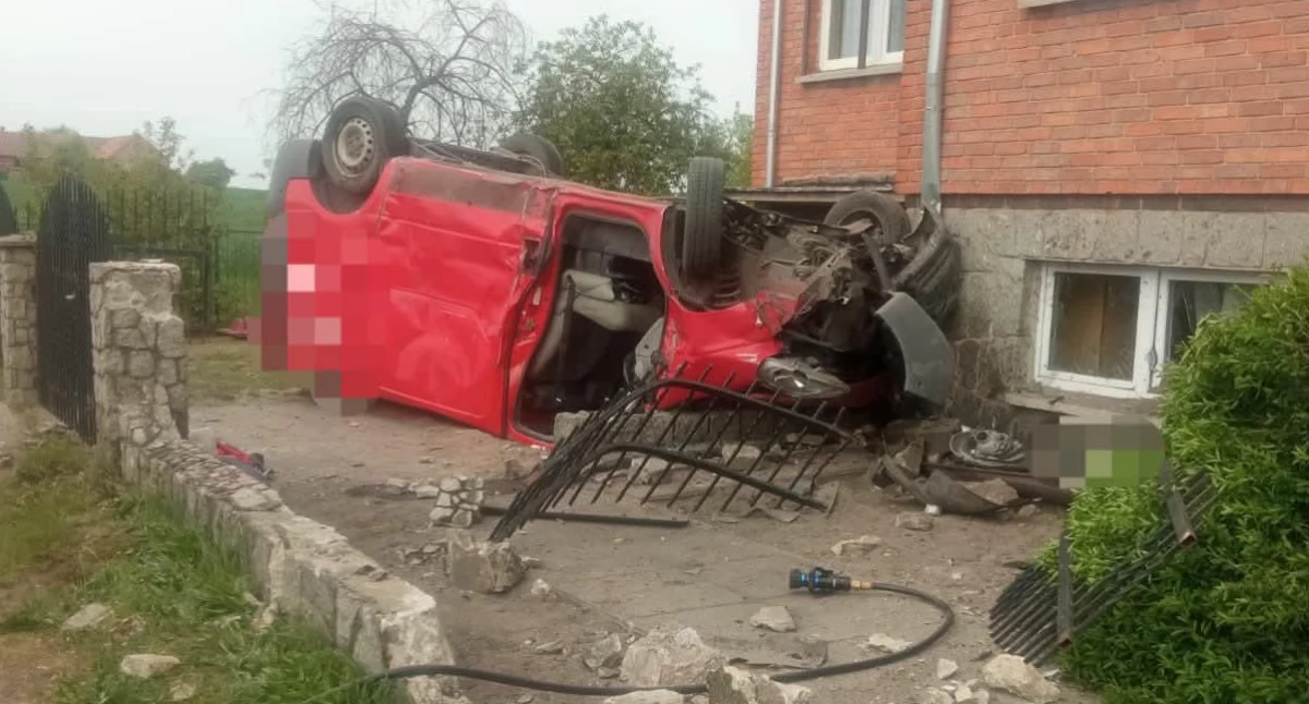 Bus dachował w Poladowie. Kierowca był pijany