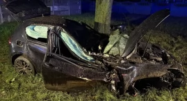 Poważny wypadek w Jerce. 20-latek wjechał w drzewo