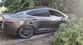 Teslą w ogrodzenie. Autem jechało dwóch pijanych oby&hellip;