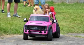Motoryzacyjna impreza dla zwierzaków przy wiatrakach&hellip;