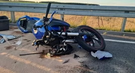 Kolizja motoroweru i samochodu. 17-latek trafił do szpitala