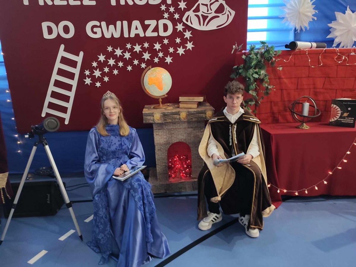 Per aspera ad astra: Przez trudy do gwiazd. Uroczyste obchody Dnia Patrona w Szkole Podstawowej Nr 2 im. Mikołaja Kopernika w Łosicach