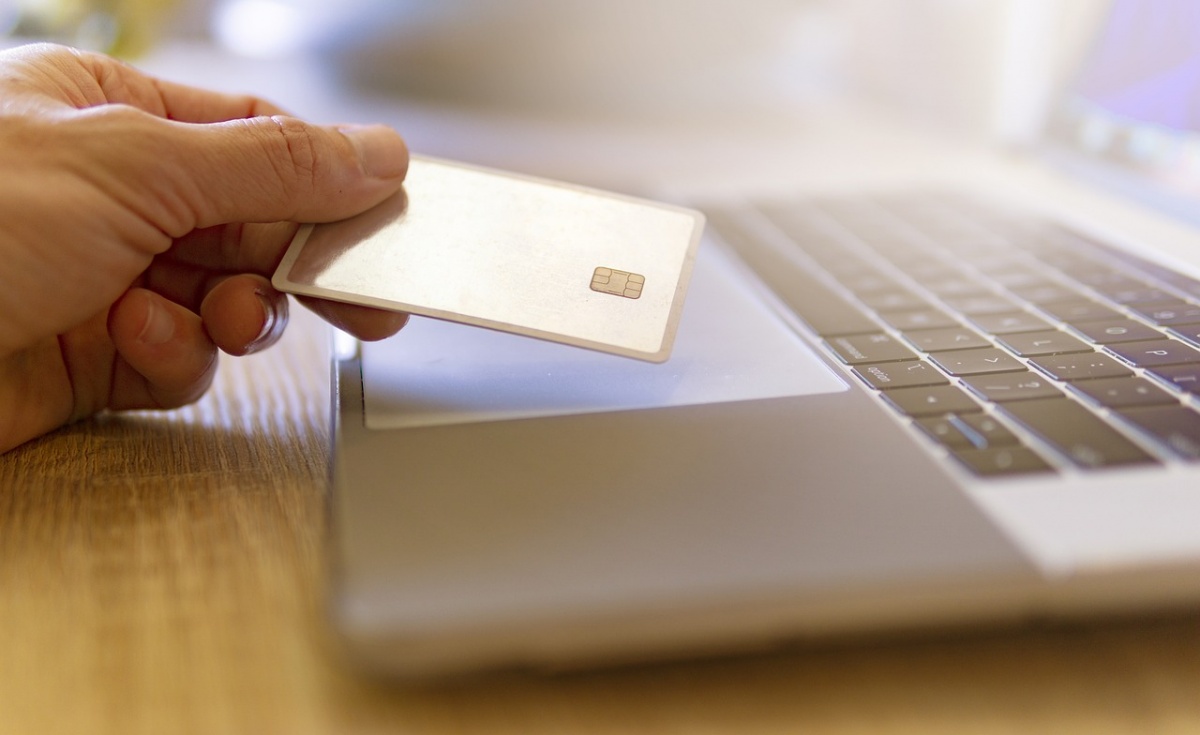 Znajomi czy oszuści? Policja apeluje o ostrożność w kontakcie online