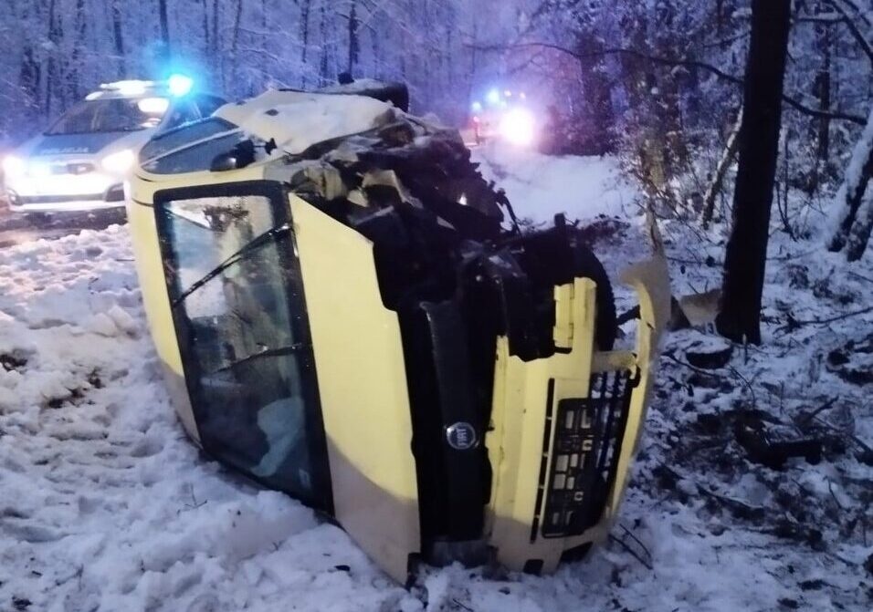 Śmiertelny wypadek w Rudce: Kobieta straciła życie po zderzeniu z drzewem