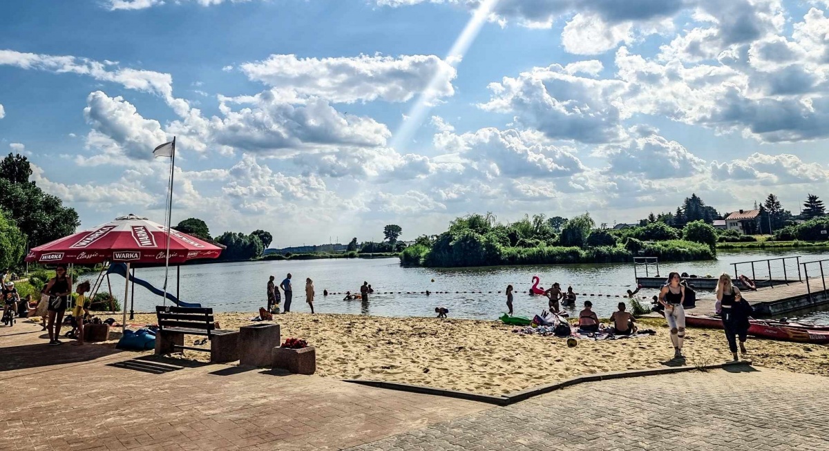 Bezpieczna kąpiel w miejscowym zalewie i basenie