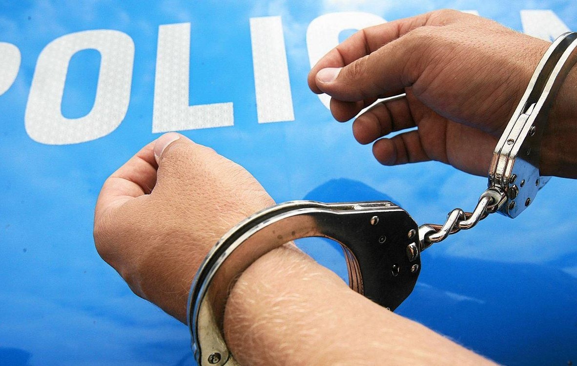 Przed policją ukrył się pod stertą ubrań na strychu