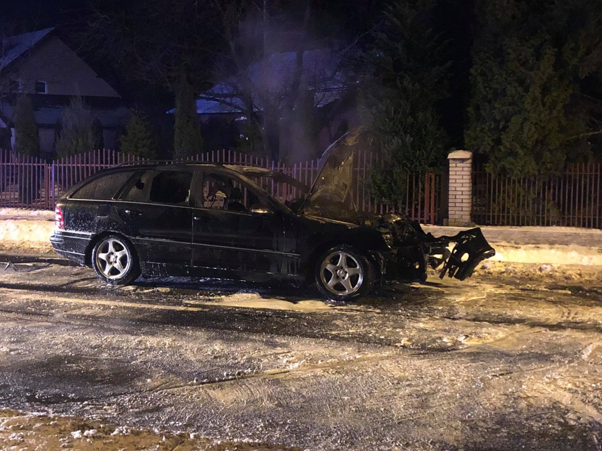 Auto stanęło w ogniu