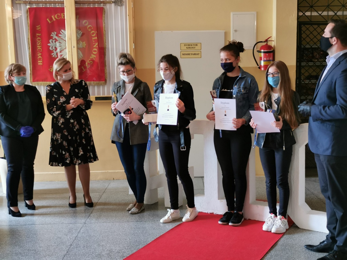 Łosicki Oscar w maseczce