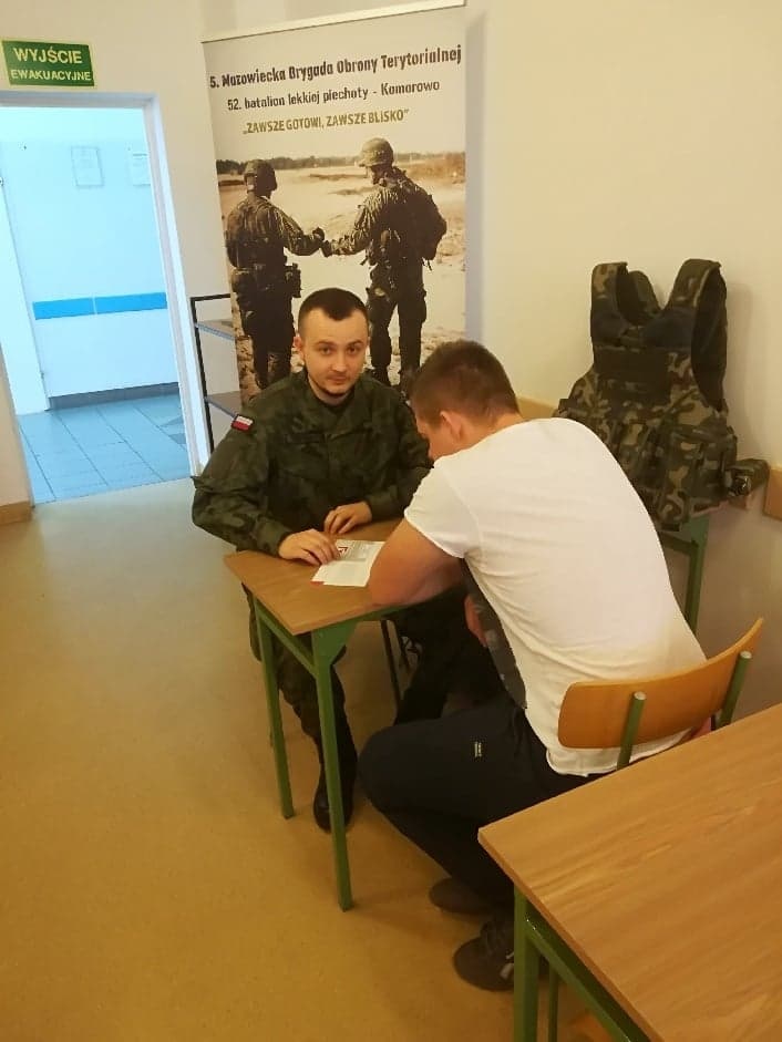 TERYTORIALSI ZACHĘCAJĄ MŁODYCH DO WSTĄPIENIA DO WOT PODCZAS KWALIFIKACJI WOJSKOWEJ