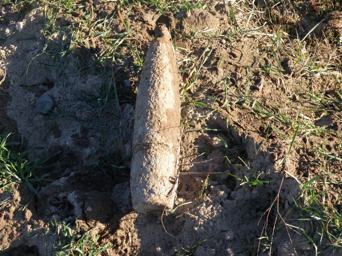 Pocisk artyleryjski przeciwpancerny w miejscowości Hołowczyce Kolonia