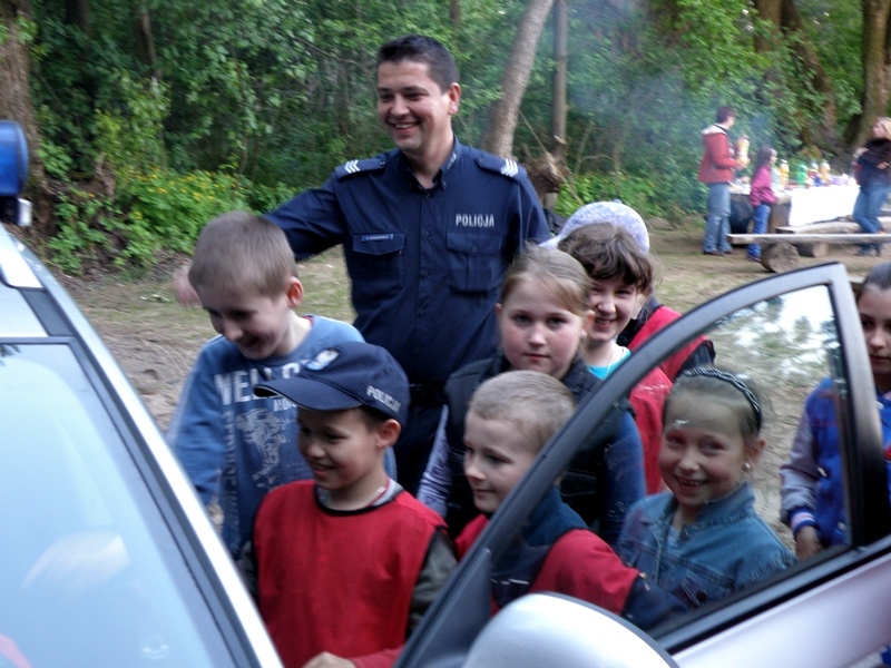 Nowy plac zabaw, policjanci i dzieci