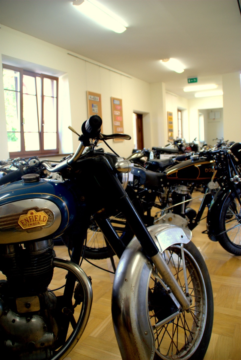 Wystawa starych motocykli.