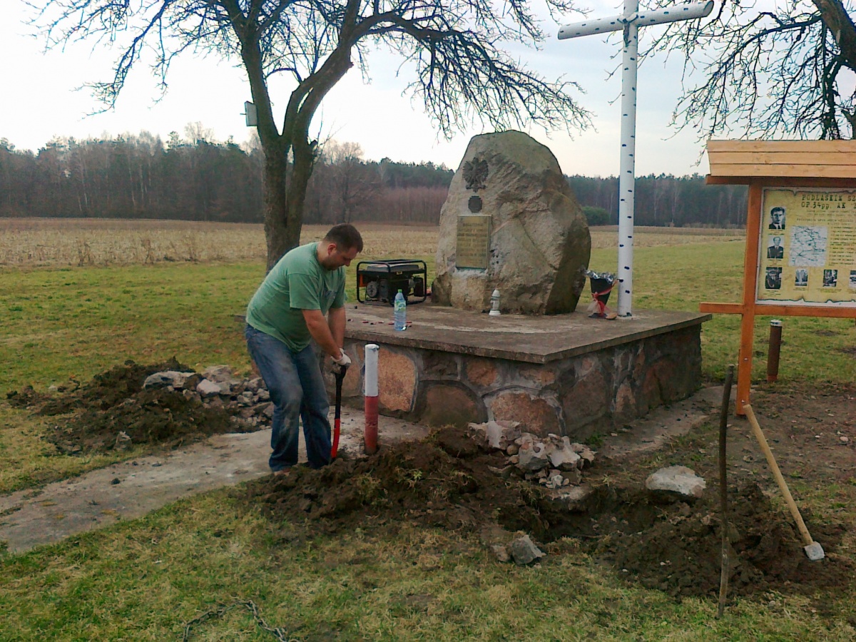 Renowacja pomnika w Jeziorach.