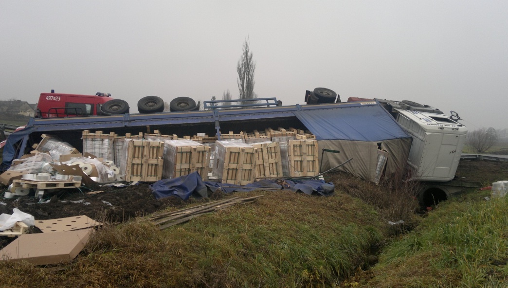 Wypadek słowackiego tira w Ostromęczynie - 25.11.2012