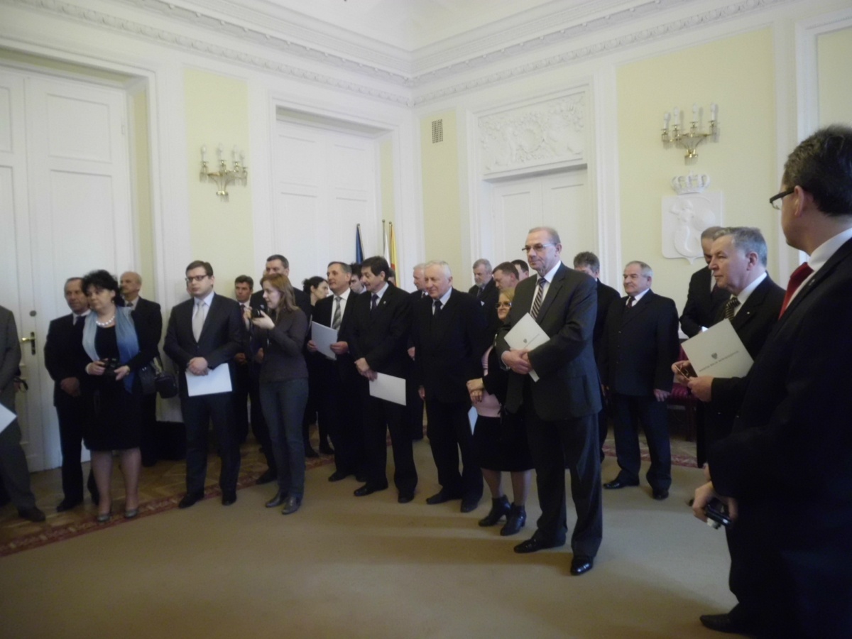 Uroczyste wręczenie promes na odbudowę infrastruktury komunalnej