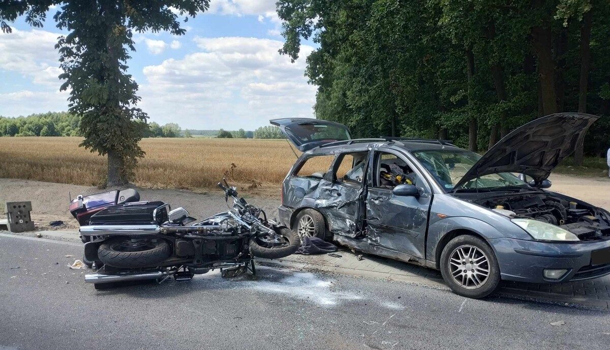 Wypadek w Woźnikach: Motocykliści ranni po kolizji z autem