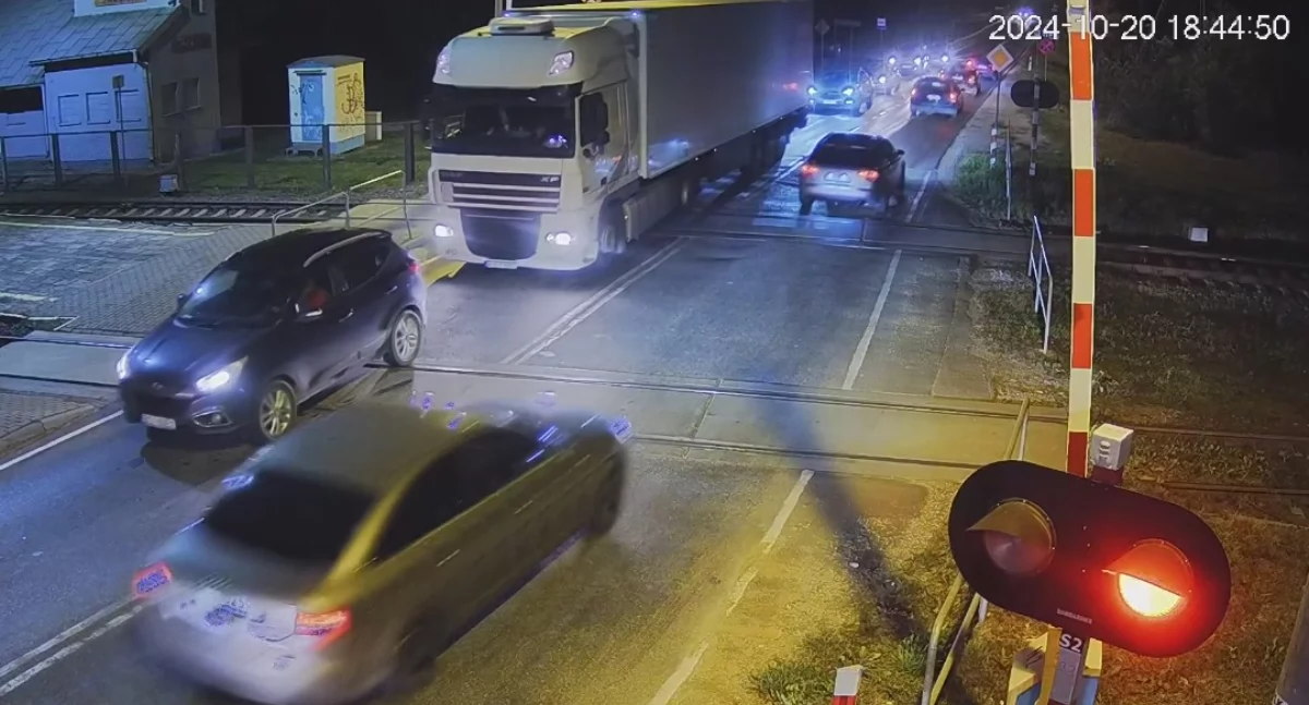 Niebezpieczny incydent na przejeździe kolejowym w Chlebczynie – policja apeluje o rozwagę