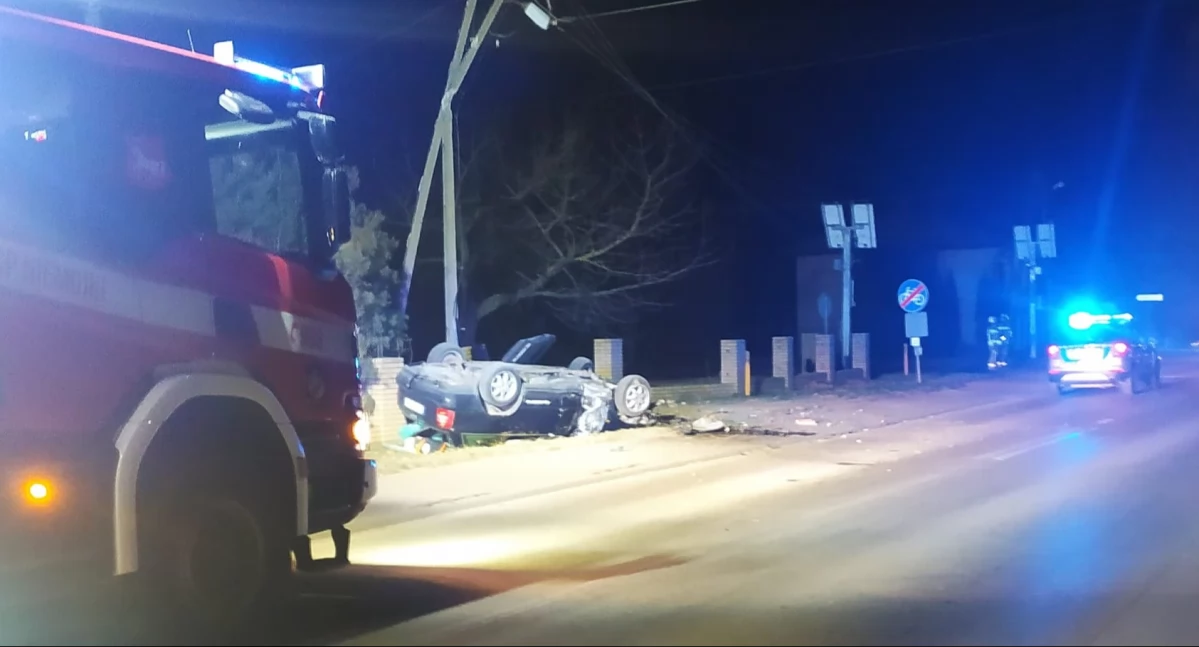 Dachowanie Audi w Zakrzu – 35-latek ranny