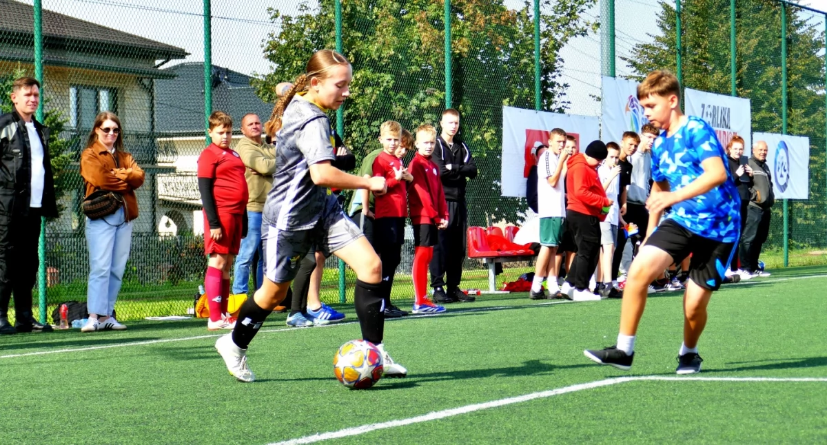 Futbolowe emocje w Łosicach – młodzi piłkarze walczyli o Puchar Młodzieżowej Rady