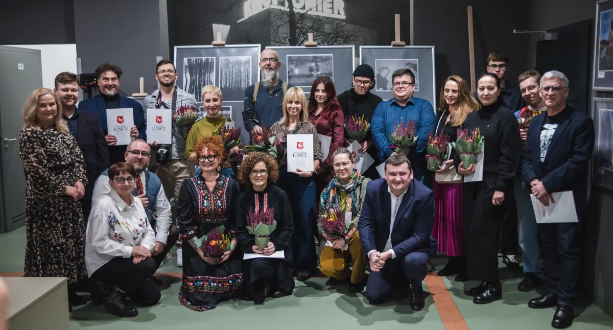 Wieczór uważności i wzruszeń. Wernisaż „Światłoczułego powiatu łosickiego” zachwycił