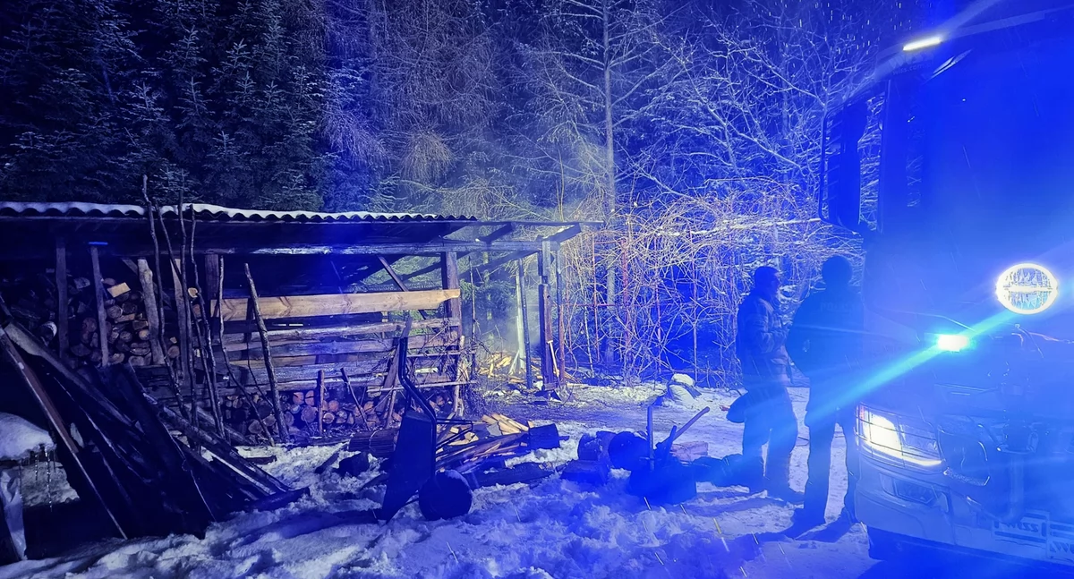 Ogień w budynku gospodarczym. Policjanci jako pierwsi na miejscu