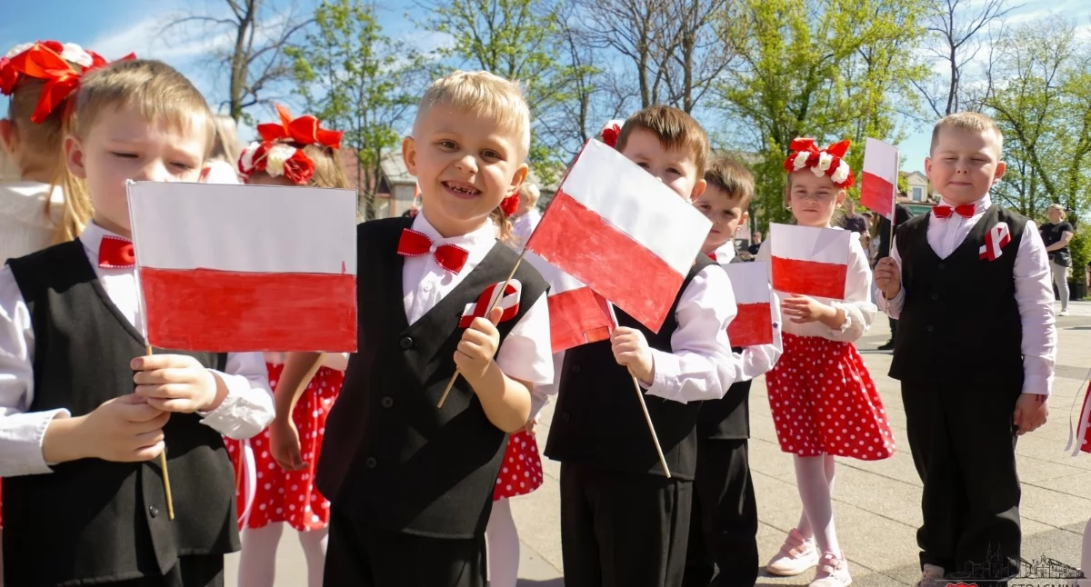 Dzieci zaprosiły mieszkańców do wspólnego świętowania Dnia Flagi