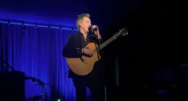 Święto kobiet w Platerowie. Tulipany, życzenia i koncert Macieja Miecznikowskiego