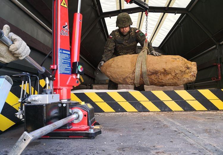 Akcja saperów. Na budowie znaleziono 250-kilogramową bombę [ZDJĘCIA]