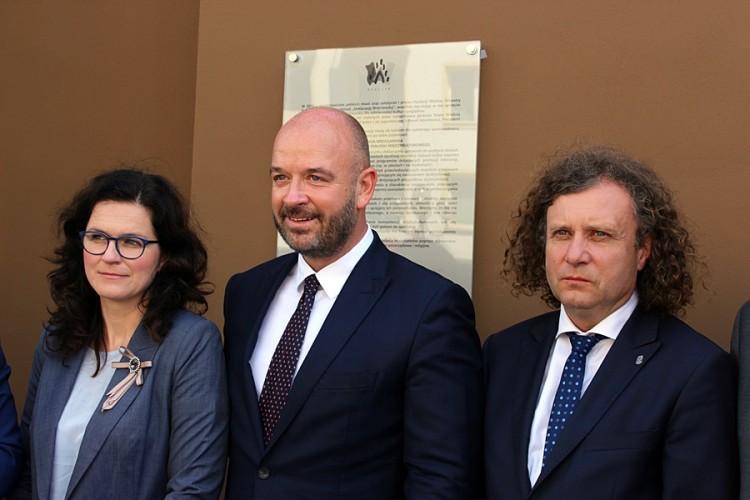 Prezydenci Wrocławia i Gdańska odsłonili tablicę ku pamięci Pawła Adamowicza [ZDJĘCIA, WIDEO]