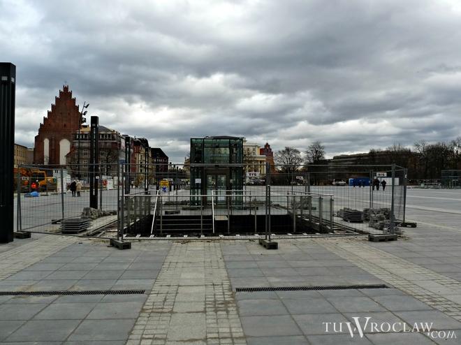 Opóźni się montaż szklanych wiat nad wejściami na parking Narodowego Forum Muzyki