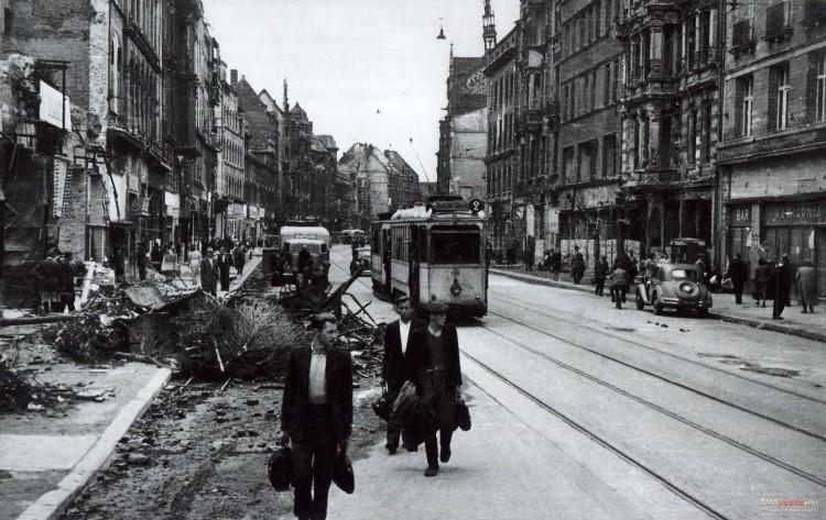 Wrocławianie kilka chwil po wojnie. Zobacz, jak wyglądało życie miasta