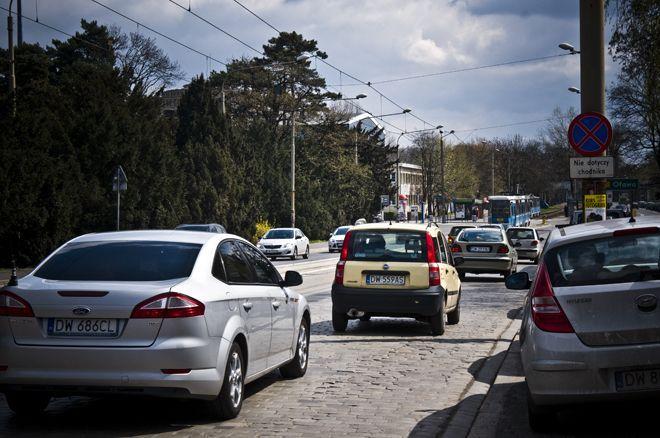 Wrocław: pijany kierowca busa wjechał w tramwaj i uciekł z miejsca wypadku
