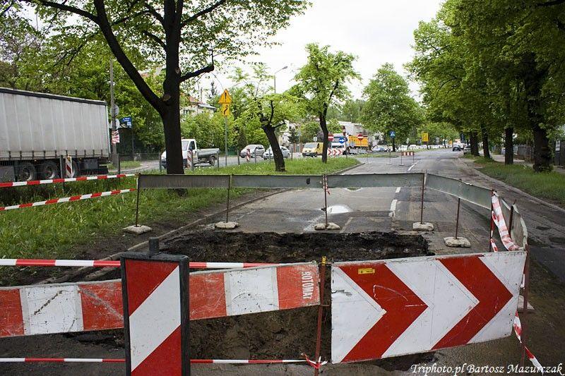 Rura na Kochanowskiego pękła ponownie