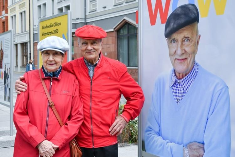 To oni wspierali wrocławian w czasie pandemii. Na Kuźniczej stanęła niezwykła wystawa [ZDJĘCIA]