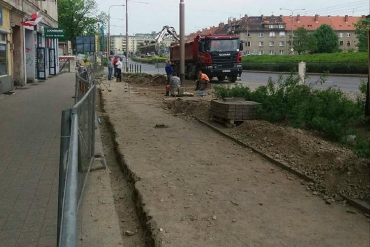 Kolejny etap prac przy budowie drogi rowerowej na alei Kromera
