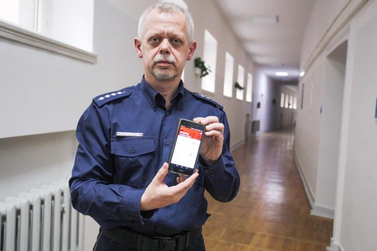 Policyjna aplikacja w smarfonie. Dolny Śląsk testuje ją jako pierwszy [ZDJĘCIA, WIDEO]