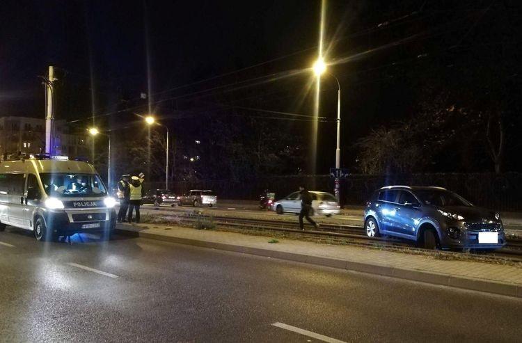 Samochód na torowisku. Tramwaje kursowały objazdem [ZDJĘCIA]