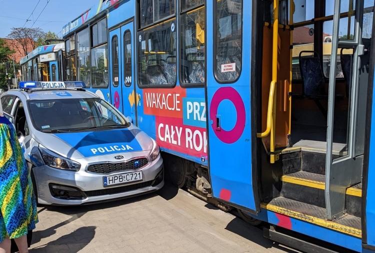 Wrocław: Pościg w centrum miasta. Policyjny radiowóz wjechał w tramwaj