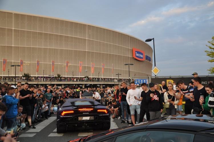 Wrocław: Sportowe samochody przyjechały na stadion. Zobacz te cacka! [ZDJĘCIA]