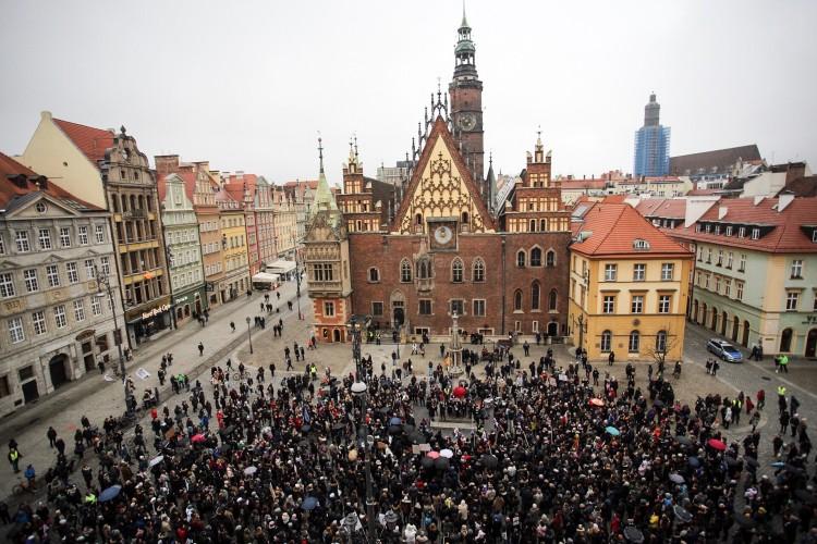 Czarny Piątek we Wrocławiu. Ponad tysiąc osób protestowało na Rynku [ZDJĘCIA]