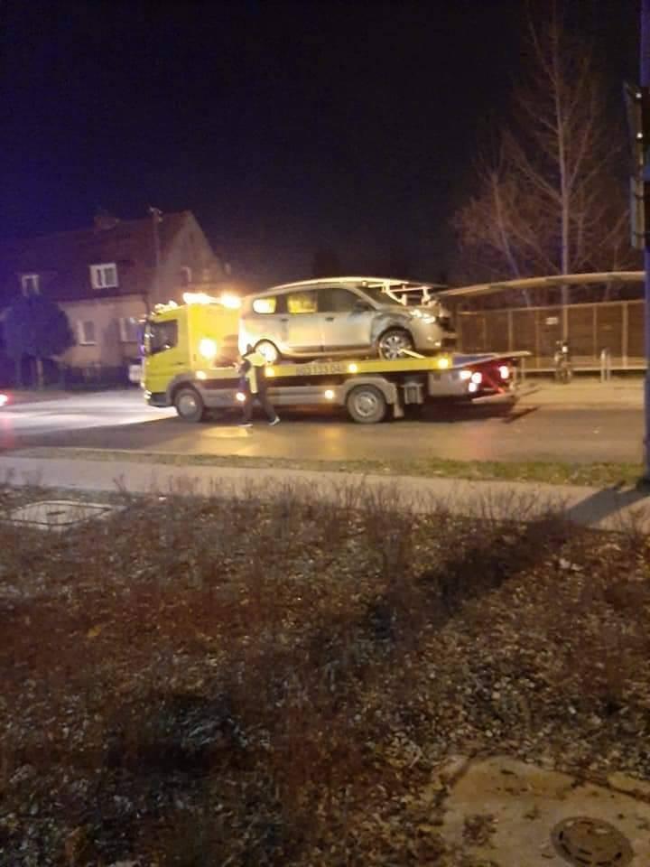 Dachowanie na Kosmonautów. Interweniował śmigłowiec LPR [ZDJĘCIA]