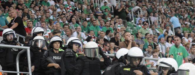 Wrocławscy kibole zatrzymani, bo w trakcie meczów nie stawiali się na komendzie