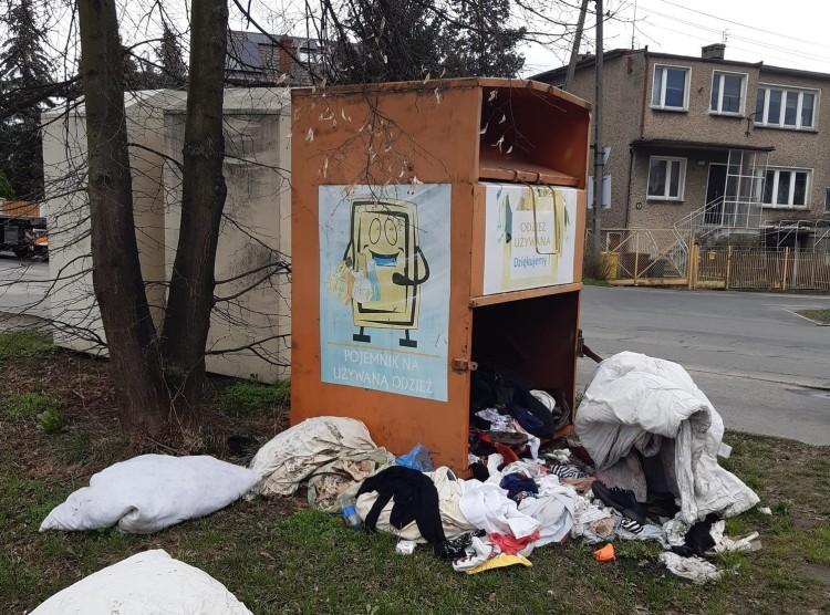 Kontenery na odzież jak śmietniki. Wiele z nich stoi nielegalnie. Nie wiadomo nawet, czyje są