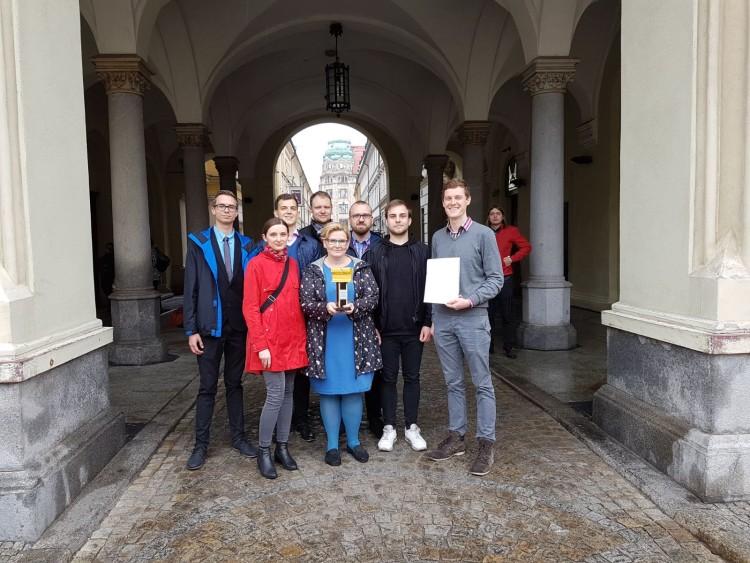 Akcja Miasto zaniosła prezydentowi pękniętą szynę. Będzie kontrola NIK z powodu wykolejeń tramwajów?