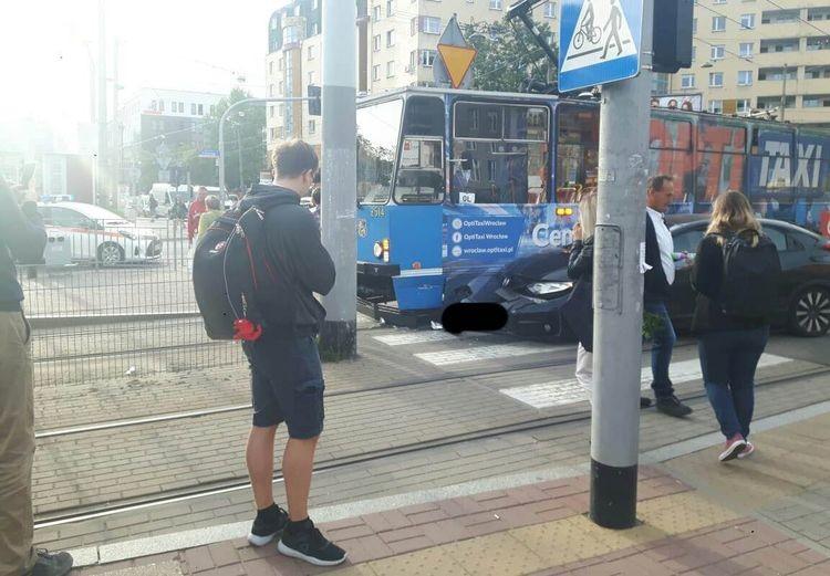 Zderzenie tramwaju z samochodem w centrum